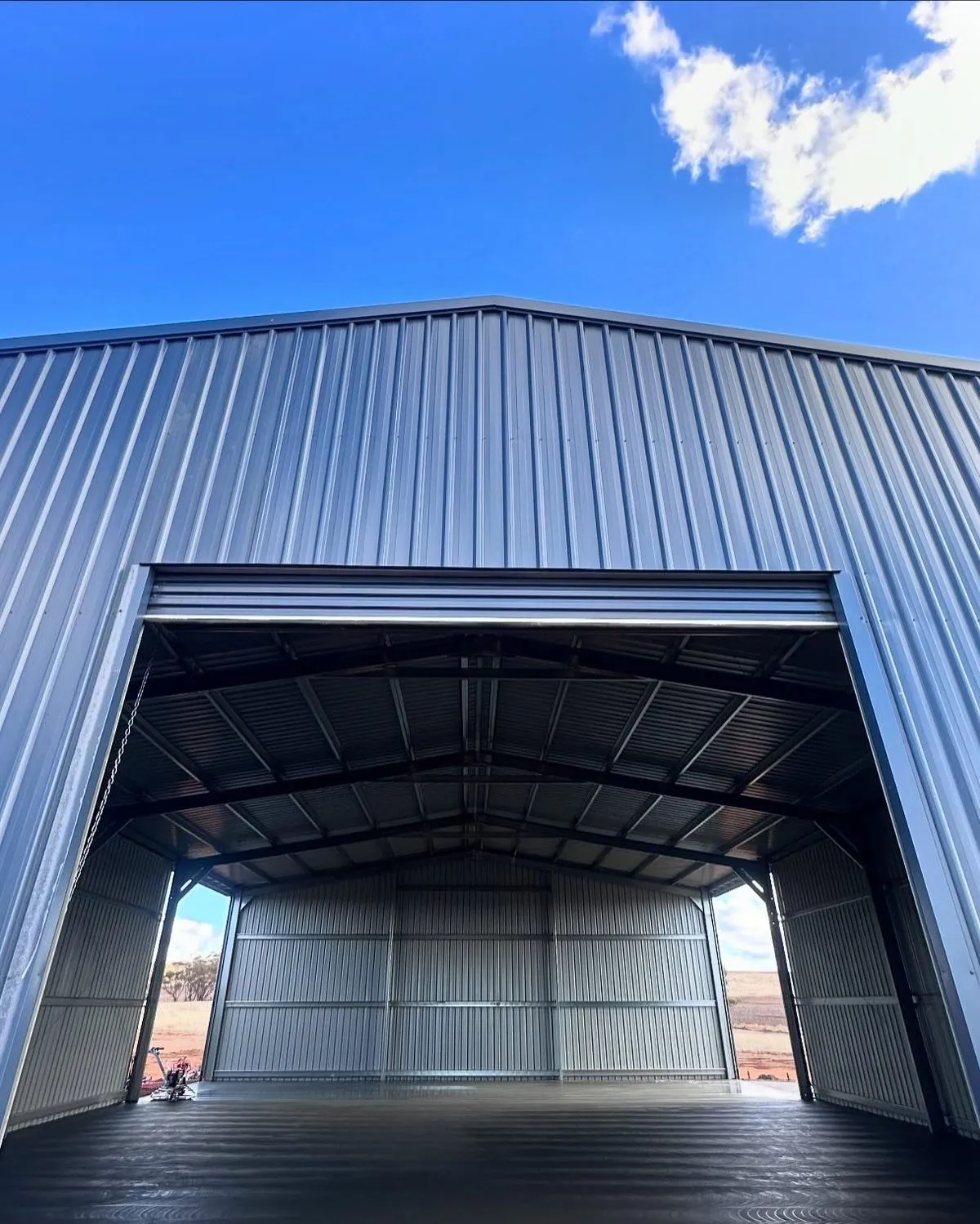 تصميم وتنفيذ مستودعات وهناجر بانل في الرياض مع ضمان العزل والجودة 